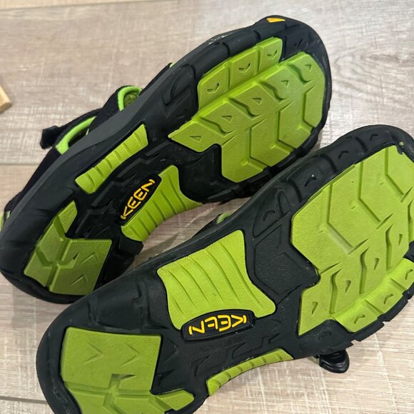 KEEN YOUTH SIZE 5 GREEN BLACK CLOSED TOE SHOES NWOT - Picture 7 of 10